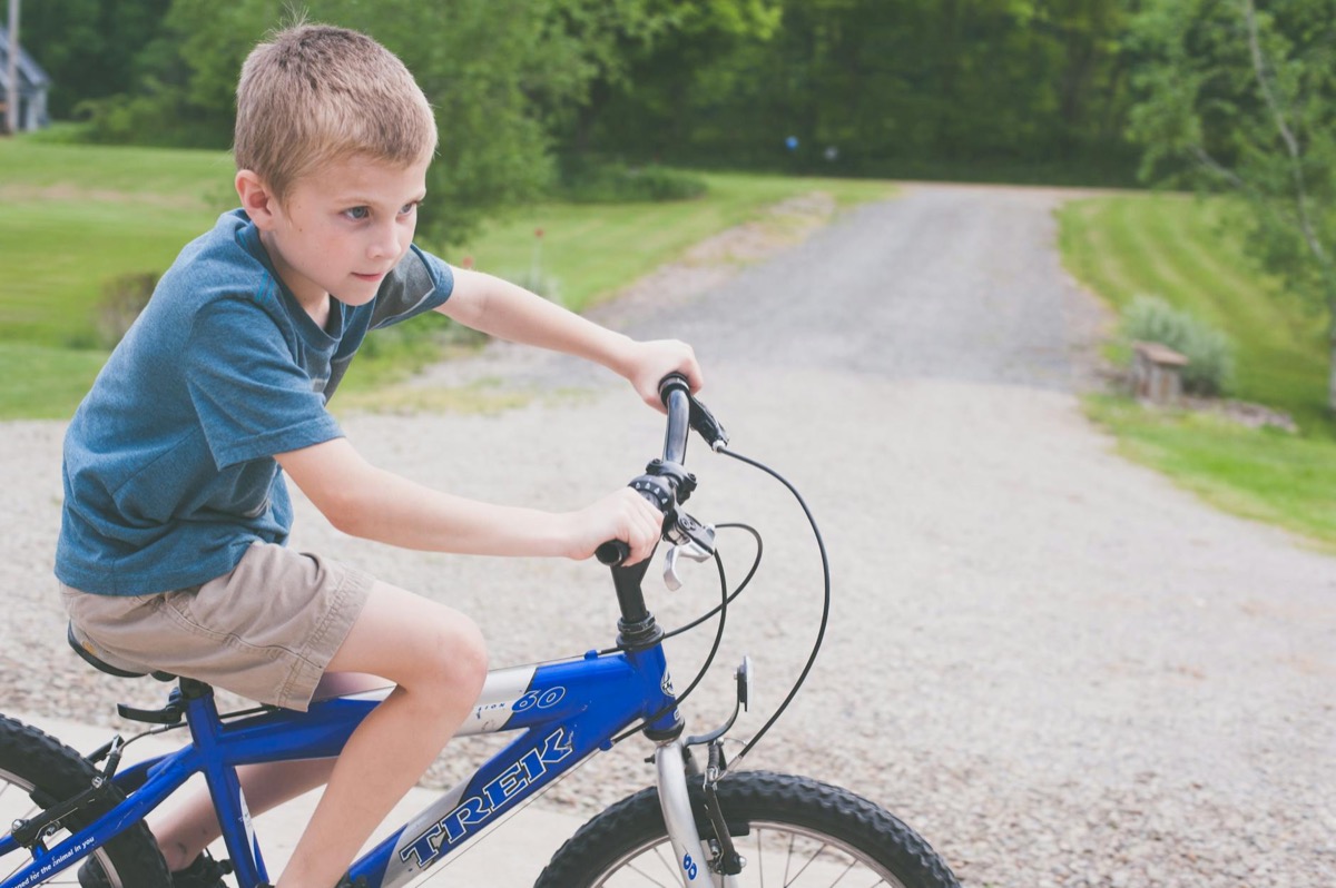 Enfant à vélo